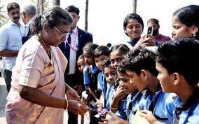 President Murmu Stops Convoy To Distribute Chocolates To Kids In Kerala