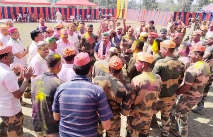 BSF personnel celebrate Holi at Indo-Bangladesh border