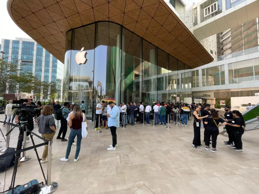 Apple Fan Brings 1984 Computer To Mumbai Store