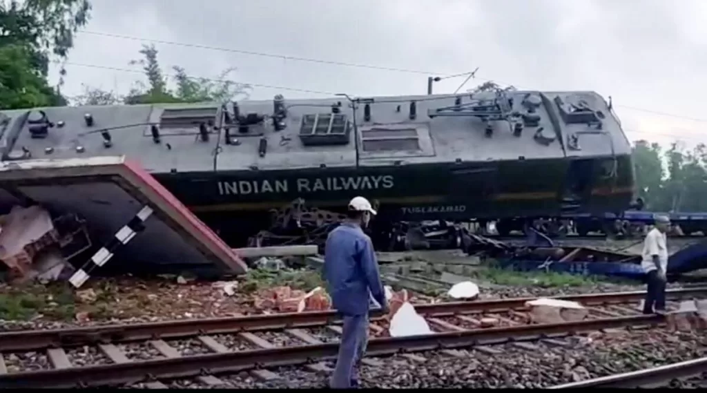 Goods trains collided in West Bengal, rail operation halted